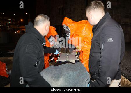 I membri della squadra di sostegno civile delle armi di distruzione di massa della Guardia Nazionale del Maryland del 32nd rendono aiuti a un soldato caduto durante lo scenario di incidente di un esercizio di addestramento sul campo di agenti a base farmaceutica presso la Quinta armeria reggimento di Baltimora, il 23 febbraio 2022. Il CST 32nd utilizza questo tipo di esercizio per addestrarsi in modo che siano sempre pronti a sostenere le autorità civili in un incidente chimico domestico, biologico, radiologico o nucleare Foto Stock