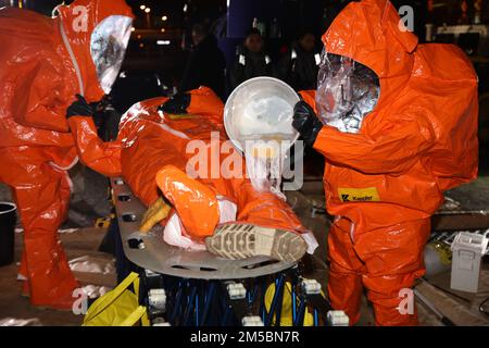 I membri del team di supporto civile delle armi di distruzione di massa della Guardia Nazionale del Maryland del 32nd eseguono una procedura di decontaminazione per un incidente durante lo scenario di incidente di un esercizio di addestramento sul campo di agenti a base farmaceutica presso la Quinta armeria Regiment a Baltimora, il 23 febbraio 2022. Il CST 32nd utilizza questo tipo di esercizio per addestrarsi in modo che siano sempre pronti a sostenere le autorità civili in un incidente chimico domestico, biologico, radiologico o nucleare Foto Stock