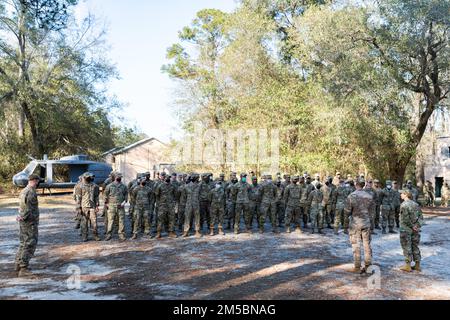 Il Colonnello Danielle Willis, comandante dell'Ala delle operazioni aeree 93d, visita il 822 base Defense Squadron, Moody Air Force base, Georgia, 23 febbraio 2022. Willis ha visitato lo squadrone per osservare la formazione e riconoscere gli artisti di spicco. Foto Stock