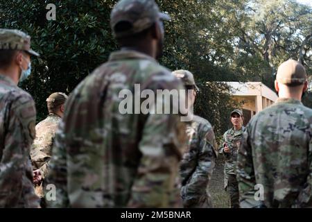 Il Colonnello Danielle Willis, comandante dell'Ala delle operazioni aeree 93d, visita il 822 base Defense Squadron, Moody Air Force base, Georgia, 23 febbraio 2022. Willis ha visitato lo squadrone per osservare la formazione e riconoscere gli artisti di spicco. Foto Stock