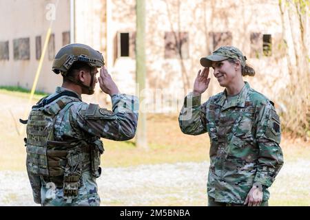 Danielle Willis, 93d Air Ground Operations Wing Commander, monete un Airmen da 822 base Defense Squadron, Moody Air Force base, Georgia, 23 febbraio 2022. Willis ha visitato lo squadrone per osservare la formazione e riconoscere gli artisti di spicco. Foto Stock