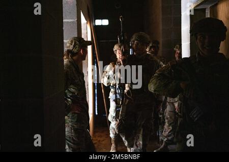 Il Colonnello Danielle Willis, comandante dell'Ala delle operazioni aeree 93d, visita il 822 base Defense Squadron, Moody Air Force base, Georgia, 23 febbraio 2022. Willis ha visitato lo squadrone per osservare la formazione e riconoscere gli artisti di spicco. Foto Stock