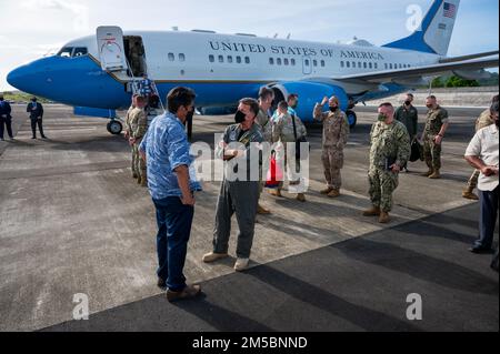 220223-N-XC372-8130 AIRAI, Repubblica di Palau (23 febbraio 2022) il presidente di Palau Surangel Whipps Jr. Dice Arrivederci a Giovanni C. Aquilino, comandante degli Stati Uniti Comando Indo-Pacific. L'ADM Aquilino ha visitato Palau per discutere le sfide regionali e riaffermare il forte e di lunga data impegno a sostenere la popolazione di Palau nella lotta contro COVID 19. Foto Stock