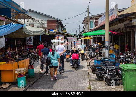 Pulau Ketam, Malesia - 26 dicembre 2022: Pulau Ketam tradotto significa isola di granchio, è una piccola isola situata al largo della costa di Klang. Vista sulla strada Foto Stock