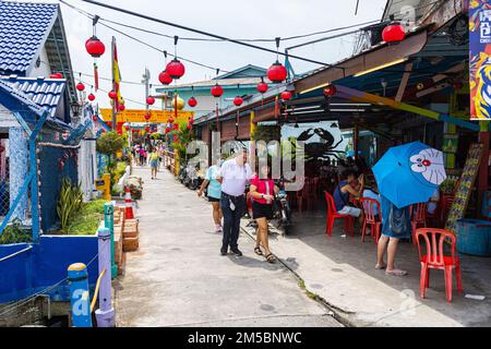 Pulau Ketam, Malesia - 26 dicembre 2022: Pulau Ketam tradotto significa isola di granchio, è una piccola isola situata al largo della costa di Klang. Vista sulla strada Foto Stock