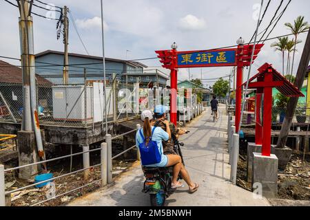 Pulau Ketam, Malesia - 26 dicembre 2022: Pulau Ketam significa isola di granchio, piccola isola situata al largo della costa di Klang. Le strade strette del pescatore Foto Stock