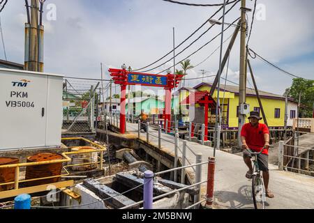 Pulau Ketam, Malesia - 26 dicembre 2022: Pulau Ketam tradotto significa isola di granchio, è una piccola isola situata al largo della costa di Klang. Vista sulla strada Foto Stock