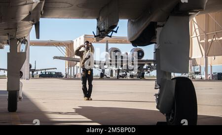 Il Senior Airman Anwar Allen, a-10C Thunderbolt II Demonstration Team Chief, esegue ispezioni pre-volo presso la base dell'aeronautica militare Davis-Monthan, Arizona, 23 febbraio 2022. Il team dimostrativo A-10 è composto da 11 persone, tra cui un pilota, nove addetti alla manutenzione e uno specialista degli affari pubblici. Foto Stock