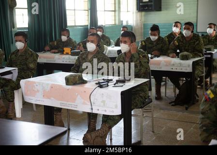 I soldati dell'Esercito Equadoriano ricevono un addestramento in classe in preparazione all'utilizzo di nuove attrezzature di sminamento dagli Stati Uniti Comando Meridionale il 23 febbraio 2022, a Sangolquí, Ecuador. Le attrezzature saranno utilizzate per contribuire a liberare l'ultima parte rimanente del confine meridionale del paese in modo che possa essere restituita alla popolazione locale per l'agricoltura e altre attività. Foto Stock