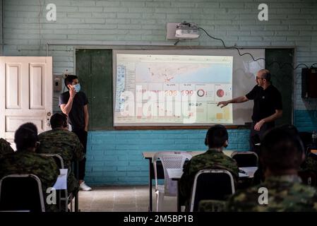 I soldati dell'Esercito Equadoriano ricevono un addestramento in classe in preparazione all'utilizzo di nuove attrezzature di sminamento dagli Stati Uniti Comando Meridionale il 23 febbraio 2022, a Sangolquí, Ecuador. Le attrezzature saranno utilizzate per contribuire a liberare l'ultima parte rimanente del confine meridionale del paese in modo che possa essere restituita alla popolazione locale per l'agricoltura e altre attività. Foto Stock
