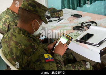 I soldati dell'Esercito Equadoriano ricevono un addestramento in classe in preparazione all'utilizzo di nuove attrezzature di sminamento dagli Stati Uniti Comando Meridionale il 23 febbraio 2022, a Sangolquí, Ecuador. Le attrezzature saranno utilizzate per contribuire a liberare l'ultima parte rimanente del confine meridionale del paese in modo che possa essere restituita alla popolazione locale per l'agricoltura e altre attività. Foto Stock