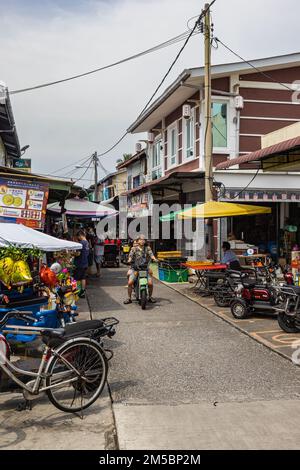 Pulau Ketam, Malesia - 26 dicembre 2022: Pulau Ketam significa isola di granchio, piccola isola situata al largo della costa di Klang. Le strade strette del pescatore Foto Stock