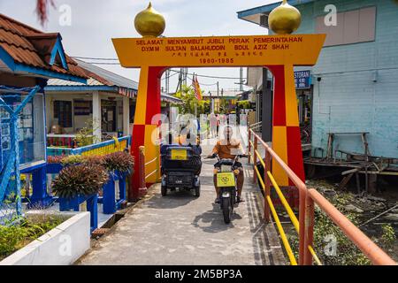 Pulau Ketam, Malesia - 26 dicembre 2022: Pulau Ketam significa isola di granchio, piccola isola situata al largo della costa di Klang. Le strade strette del pescatore Foto Stock