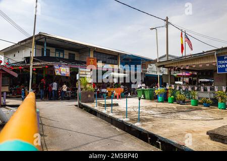 Pulau Ketam, Malesia - 26 dicembre 2022: Pulau Ketam tradotto significa isola di granchio, è una piccola isola situata al largo della costa di Klang. Vista sulla strada Foto Stock