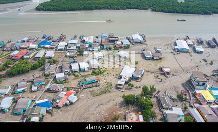 Pulau Ketam, Malesia - 26 dicembre 2022: Pulau Ketam, tradotto, isola di granchio, Una piccola isola situata al largo della costa di Klang. Vista aerea della fis Foto Stock