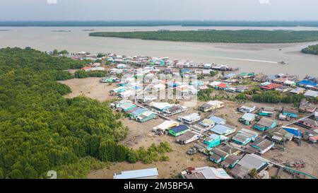 Pulau Ketam, Malesia - 26 dicembre 2022: Pulau Ketam, tradotto, isola di granchio, Una piccola isola situata al largo della costa di Klang. Vista aerea della fis Foto Stock