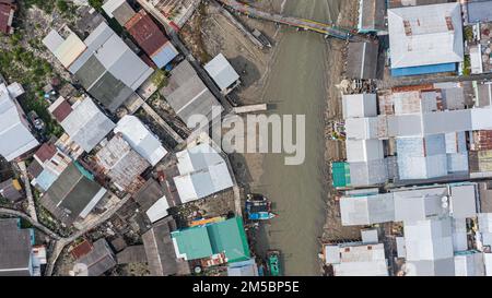 Pulau Ketam, Malesia - 26 dicembre 2022: Pulau Ketam, tradotto, isola di granchio, Una piccola isola situata al largo della costa di Klang. Vista aerea della fis Foto Stock