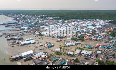 Pulau Ketam, Malesia - 26 dicembre 2022: Pulau Ketam, tradotto, isola di granchio, Una piccola isola situata al largo della costa di Klang. Vista aerea della fis Foto Stock