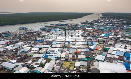 Pulau Ketam, Malesia - 26 dicembre 2022: Pulau Ketam, tradotto, isola di granchio, Una piccola isola situata al largo della costa di Klang. Vista aerea della fis Foto Stock