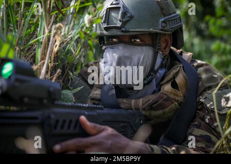 A Côte d'Ivoire Special Forces Soldier Côte sicurezza durante un raid a Flintlock, in Costa d'Avorio, il 24 febbraio 2022. Flintlock aiuta a rafforzare la capacità degli alleati e dei partner di contrastare l'estremismo violento e di fornire sicurezza al loro popolo. Foto Stock