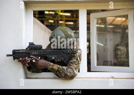 A Côte d'Ivoire Special Forces Soldier Côte sicurezza durante un raid a Flintlock, in Costa d'Avorio, il 24 febbraio 2022. Flintlock aiuta a rafforzare la capacità degli alleati e dei partner di contrastare l'estremismo violento e di fornire sicurezza al loro popolo. Foto Stock