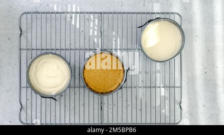 Ricetta mini cheesecake. Versare la pastella per cheesecake in una teglia da forno preparata, preparare per primo piano e stendere in piano Foto Stock