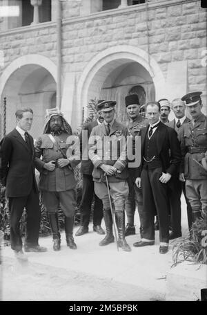 L'arrivo di Sir Herbert Samuel, primo Alto Commissario della Palestina. Da sinistra a destra: T. E. Lawrence, Emir Abdullah, Air Marshal Sir Geoffrey Salmond, Sir Wyndham Deedes e altri. Samuel, un sionista e un ministro britannico, è arrivato in Palestina il 20 giugno 1920 per assumere la sua nomina a partire dal 1 luglio. Foto Stock