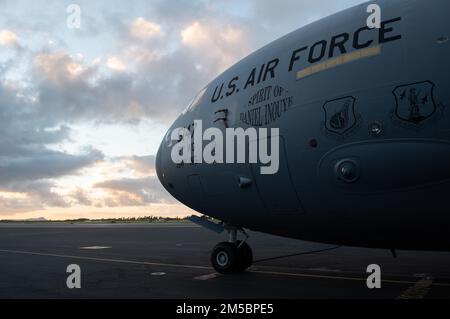Un Globemaster III C-17, localmente noto come “lo Spirito di Inouye”, si trova sulla base congiunta Pearl Harbor-Hickam, Hawaii, flightline 24 febbraio 2022. Il velivolo prende il nome da Daniel K. Inouye, un destinatario della medaglia d'onore che serviva come statunitense Senatore da quasi 50 anni. Gli aerei C-17 della JBPH-H sono gestiti e mantenuti dalla Total-Force Airmen, composta da guardiani della 154th Wing e da servicembers della 15th Wing. Foto Stock