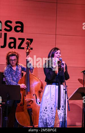 Roma, Italia. 27th Dec, 2022. Simona Bencini & LMG 4et alla Casa del Jazz di Roma. Il cantante di Dirotta DID Cuba torna con 'UNFINISHED', un album di inedite canzoni jazz terminate durante il blocco del 2020 ed è accompagnato da LMG 4tet con la formazione composta come segue da Simona Bencini - voce, Mario Rosini - piano, Mimmo Campanale - batteria, Gaetano Partipilo - sax, Giorgio Vendola - contrabbasso. (Foto di Daniela Franceschelli/Pacific Press) Credit: Pacific Press Media Production Corp./Alamy Live News Foto Stock