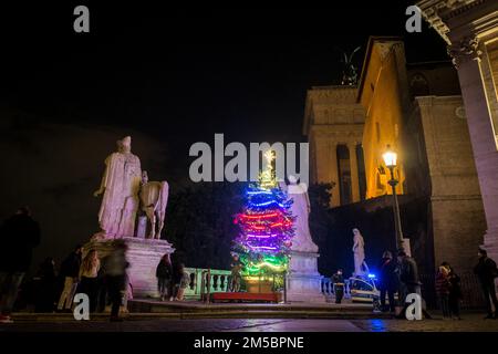 Roma, Italia. 27th Dec, 2022. Una vista generale mostra l'albero di Natale del comune al Campidoglio, dove l'albero comunale a pedali è illuminato, grazie a volontari, Romani, o turisti, attivando i sei 'generatori di biciclette' posti alla sua base. (Foto di Andrea Ronchini/Pacific Press) Credit: Pacific Press Media Production Corp./Alamy Live News Foto Stock