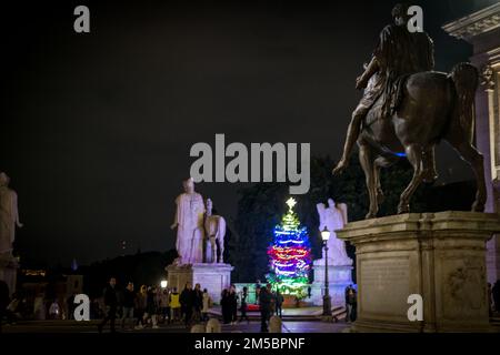 Roma, Italia. 27th Dec, 2022. Una vista generale mostra l'albero di Natale del comune al Campidoglio, dove l'albero comunale a pedali è illuminato, grazie a volontari, Romani, o turisti, attivando i sei 'generatori di biciclette' posti alla sua base. (Foto di Andrea Ronchini/Pacific Press) Credit: Pacific Press Media Production Corp./Alamy Live News Foto Stock