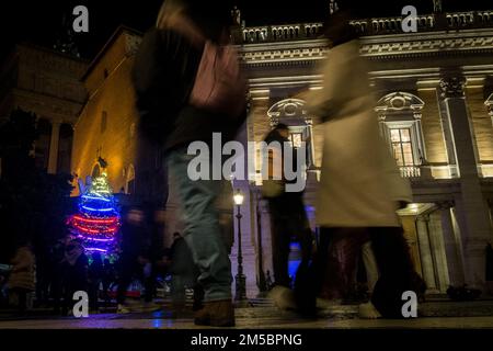 Roma, Italia. 27th Dec, 2022. Una vista generale mostra l'albero di Natale del comune al Campidoglio, dove l'albero comunale a pedali è illuminato, grazie a volontari, Romani, o turisti, attivando i sei 'generatori di biciclette' posti alla sua base. (Foto di Andrea Ronchini/Pacific Press) Credit: Pacific Press Media Production Corp./Alamy Live News Foto Stock