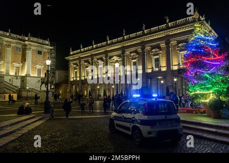 Roma, Italia. 27th Dec, 2022. Una vista generale mostra l'albero di Natale del comune al Campidoglio, dove l'albero comunale a pedali è illuminato, grazie a volontari, Romani, o turisti, attivando i sei 'generatori di biciclette' posti alla sua base. (Foto di Andrea Ronchini/Pacific Press) Credit: Pacific Press Media Production Corp./Alamy Live News Foto Stock