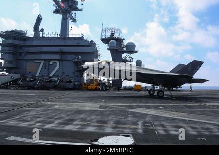 MARE DELLE FILIPPINE (24 febbraio 2022) un F-35C Lightning II, assegnato ai 'Cavalieri neri' di Marine Fighter Attack Squadron (VMFA) 314, fa un atterraggio arrestato sul ponte di volo della portaerei di classe Nimitz USS Abraham Lincoln (CVN 72). Abraham Lincoln Strike Group è in fase di implementazione pianificata nell'area delle operazioni della flotta 7th degli Stati Uniti per migliorare l'interoperabilità attraverso alleanze e partnership e al tempo stesso fungere da forza di risposta pronta a sostegno di una regione indomPacifico libera e aperta. Foto Stock