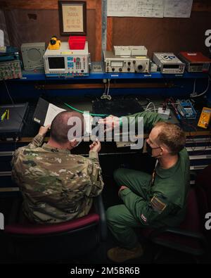 STATI UNITI Air Force Airman 1st Class Ryan McIlroy, 6th tecnico del supporto operativo Squadron Radar Airfield and Weather Systems (RAWS), demo di apparecchiature per gli Stati Uniti Benjamin Jonsson, comandante dell'aeronautica 6th di rifornimento dell'ala, alla base dell'aeronautica di MacDill, Florida, 24 febbraio 2022. I tecnici RAW sono responsabili dell'installazione e della manutenzione dei sistemi radar per il traffico aereo e di avvertimento, delle attrezzature meteorologiche e delle radio che consentono agli aeromobili di essere guidati in modo sicuro durante il decollo e l'atterraggio. Foto Stock