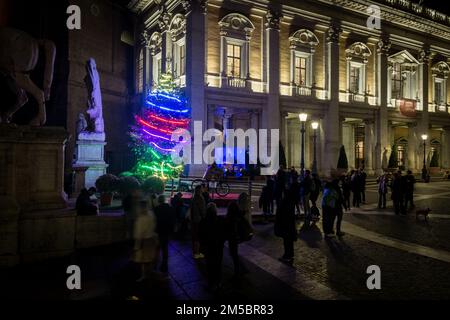 Roma, Italia. 27th Dec, 2022. Una vista generale mostra l'albero di Natale del comune al Campidoglio, dove l'albero comunale a pedali è illuminato, grazie a volontari, Romani, o turisti, attivando i sei ''generatori di biciclette'' posti alla sua base. (Credit Image: © Andrea Ronchini/Pacific Press via ZUMA Press Wire) Foto Stock