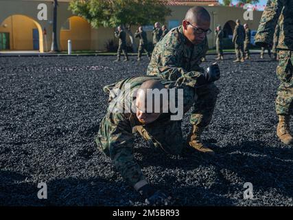 U. S. Marine Corps Recruit Brian Montoya Rodriguez con Delta Company, 1st reclutamento addestramento battaglione, esegue un braccio bar takedown durante il corpo dei Marine Martial Arts Program (MCMAP) test presso il corpo dei Marine Recruit Depot di San Diego, 24 febbraio 2022. Il nastro TAN è il primo livello di nastro in MCMAP ed è il requisito di base minimo per tutti i Marines. Rodriguez è stato reclutato con Recruiting Station San Diego. Foto Stock