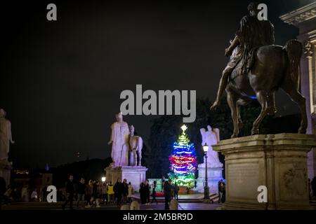 Roma, Italia. 27th Dec, 2022. Una vista generale mostra l'albero di Natale del comune al Campidoglio, dove l'albero comunale a pedali è illuminato, grazie a volontari, Romani, o turisti, attivando i sei ''generatori di biciclette'' posti alla sua base. (Credit Image: © Andrea Ronchini/Pacific Press via ZUMA Press Wire) Foto Stock