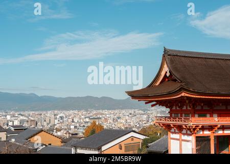 Tempio Kiyomizu-dera e vista della città a Kyoto, Giappone Foto Stock