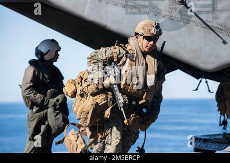 220224-N-CZ759-2096 OCEANO PACIFICO (24 febbraio 2022) – Marines attaccato a 2nd battaglione, 5th Marines, Golf Company sbarcherà da un elicottero CH-53E Super Stallion assegnato a Marine Heavy Helicopter Squadron (HMH) 361 sul ponte di volo a bordo di una nave d'assalto anfibia USS Tripoli (LHA 7), 24 febbraio. Tripoli sta conducendo operazioni di routine nella U.S. 3rd Fleet. Foto Stock