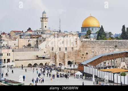 Vista del Muro del Pianto e della cupola della roccia a Gerusalemme. Santuari delle religioni ebraiche e arabe. Foto Stock