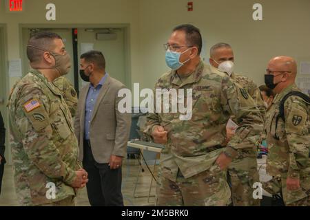 Il col. Víctor Pérez, comandante della Joint Task Force - Puerto Rico parla con il generale John C. Andonie, vicedirettore della Guardia Nazionale dell'Esercito, durante la sua visita alla sede del JTF-PR a Fort Buchanan, Puerto Rico, 24 febbraio 2022. Il vicedirettore della Guardia Nazionale dell'Esercito visitò l'isola per conoscere le operazioni COVID-19 della Guardia Nazionale di Porto Rico. Foto Stock