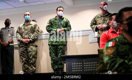 La leadership dell'Inter-American Defense College ha salutato i dignitari della Repubblica Dominicana per un evento della Giornata dell'Indipendenza della Repubblica Dominicana organizzato dagli studenti dell'IADC a Fort Lesley J. McNair, Washington, D.C., 24 febbraio 2022. Gli studenti dell'IADC celebrano la Giornata dell'Indipendenza di tutte le nazioni rappresentate dagli studenti con una presentazione sul paese e sul cibo dello stesso. Foto Stock