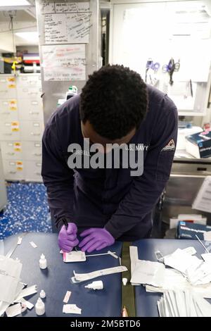 OCEANO INDIANO (24 febbraio 2022) Ospedale Corpsman 2nd Classe David Worrell, da Jacksonville, Fla., cataloghi COVID-19 prove mediche a bordo della Arleigh Burke-classe cacciatorpediniere missilistico guidato USS Fitzgerald (DDG 62). Fitzgerald è in fase di implementazione programmata nell'area delle operazioni della flotta 7th degli Stati Uniti per migliorare l'interoperabilità con alleanze e partnership e allo stesso tempo fungere da forza di pronto intervento a sostegno di una regione indomPacifico libera e aperta. Foto Stock