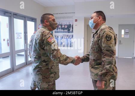 Il generale John C. Andonie, vicedirettore della Guardia Nazionale dell'Esercito, saluta il col. Víctor Pérez, comandante della Joint Task Force - Puerto Rico, durante la sua visita a Fort Buchanan, Puerto Rico, 24 febbraio 2022. Il vicedirettore della Guardia Nazionale dell'Esercito visitò l'isola per conoscere le operazioni COVID-19 della Guardia Nazionale di Porto Rico. Foto Stock