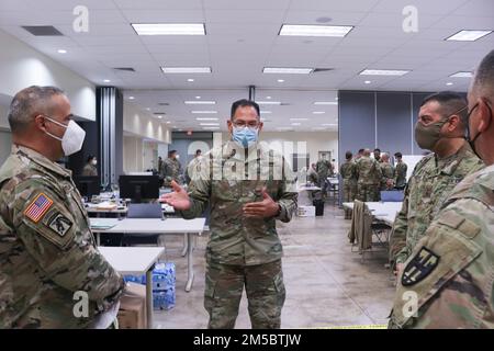 Il col. Víctor Pérez, centro, comandante della Joint Task Force - Puerto Rico, presenta il comando Sgt. Major Cruz Ortolaza al Major Gen. John C. Andonie, vicedirettore della Guardia Nazionale dell'Esercito, E descrivere il suo ruolo come il comando Sgt. Major del JTF-PR a Fort Buchanan, Porto Rico, 24 febbraio 2022. Il vicedirettore della Guardia Nazionale dell'Esercito visitò l'isola per conoscere le operazioni COVID-19 della Guardia Nazionale di Porto Rico. Foto Stock