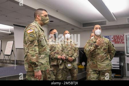 1st il Lt. José Hernández, partito, ufficiale responsabile dell'operazione di screening di Luis Muñoz Marín, ha informato il maggiore Gen. John C. Andonie, vicedirettore della Guardia Nazionale dell'Esercito, sull'operazione di screening all'Aeroporto Internazionale di LMM in Carolina a Fort Buchanan, Porto Rico, 24 febbraio 2022. Il vicedirettore della Guardia Nazionale dell'Esercito visitò l'isola per conoscere le operazioni COVID-19 della Guardia Nazionale di Porto Rico. Foto Stock