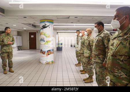 Il generale John C. Andonie, vicedirettore della Guardia Nazionale dell'Esercito, dà le sue osservazioni ai membri del servizio che lavorano l'operazione di screening in tutti gli aeroporti dell'isola, Puerto Rico, 24 febbraio 2022. Il vicedirettore della Guardia Nazionale dell'Esercito visitò l'isola e riconobbe questi soldati con una moneta di eccellenza per essersi levato in piedi nei suoi doveri durante gli sforzi contro il COVID-19. Foto Stock