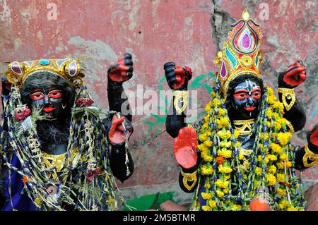 Statue di Kali su Mallick Ghat sulle rive del fiume Hooghly a Kolkata, India. Foto Stock