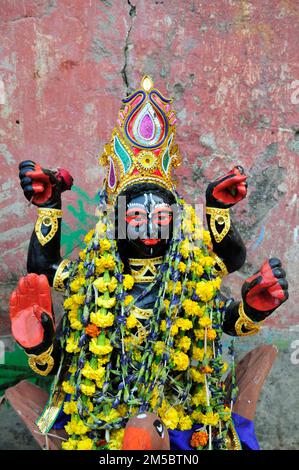 Statue di Kali su Mallick Ghat sulle rive del fiume Hooghly a Kolkata, India. Foto Stock